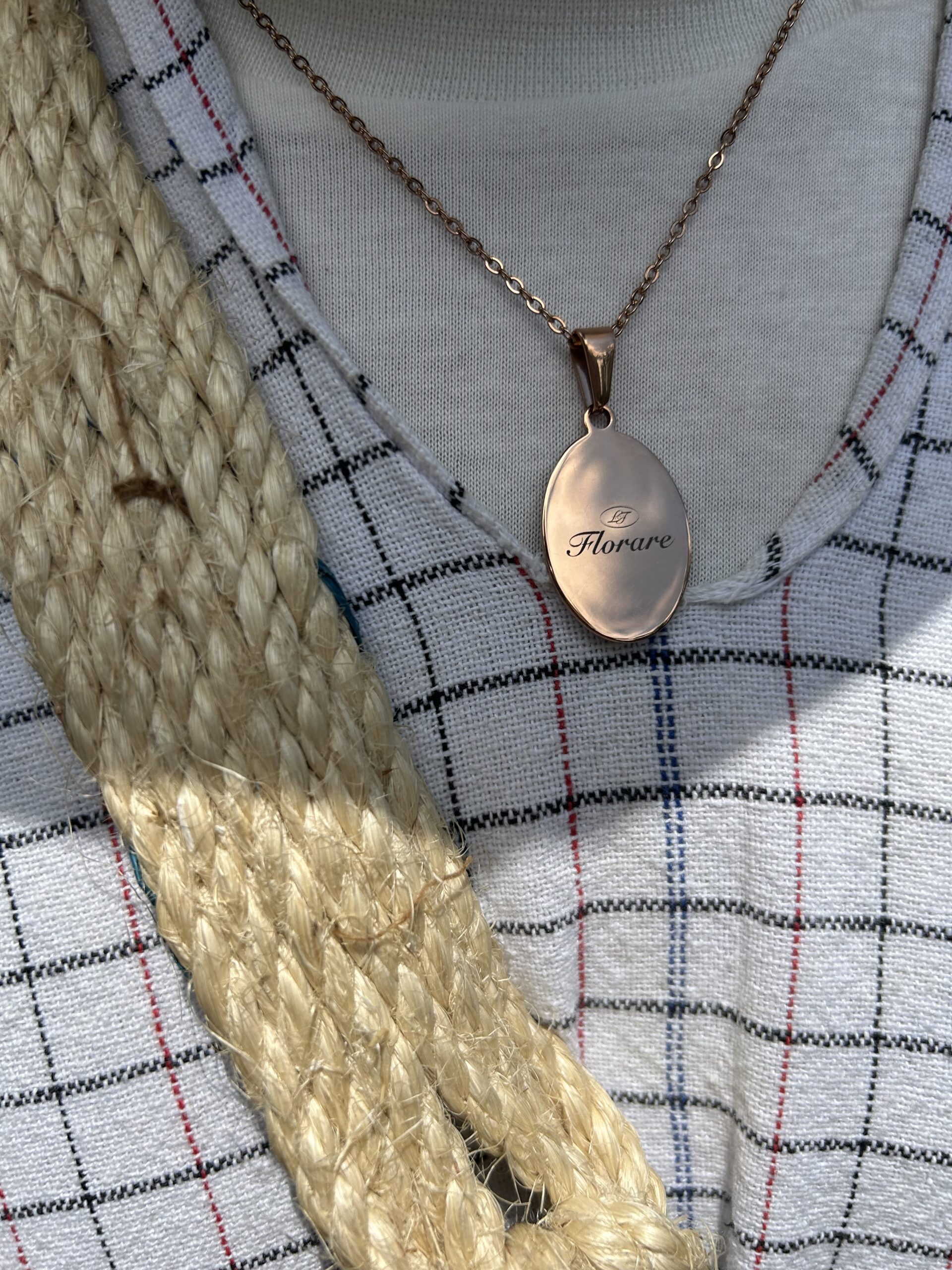 Collier médaille gravée Florare - cadeau bijou personnalisé femme