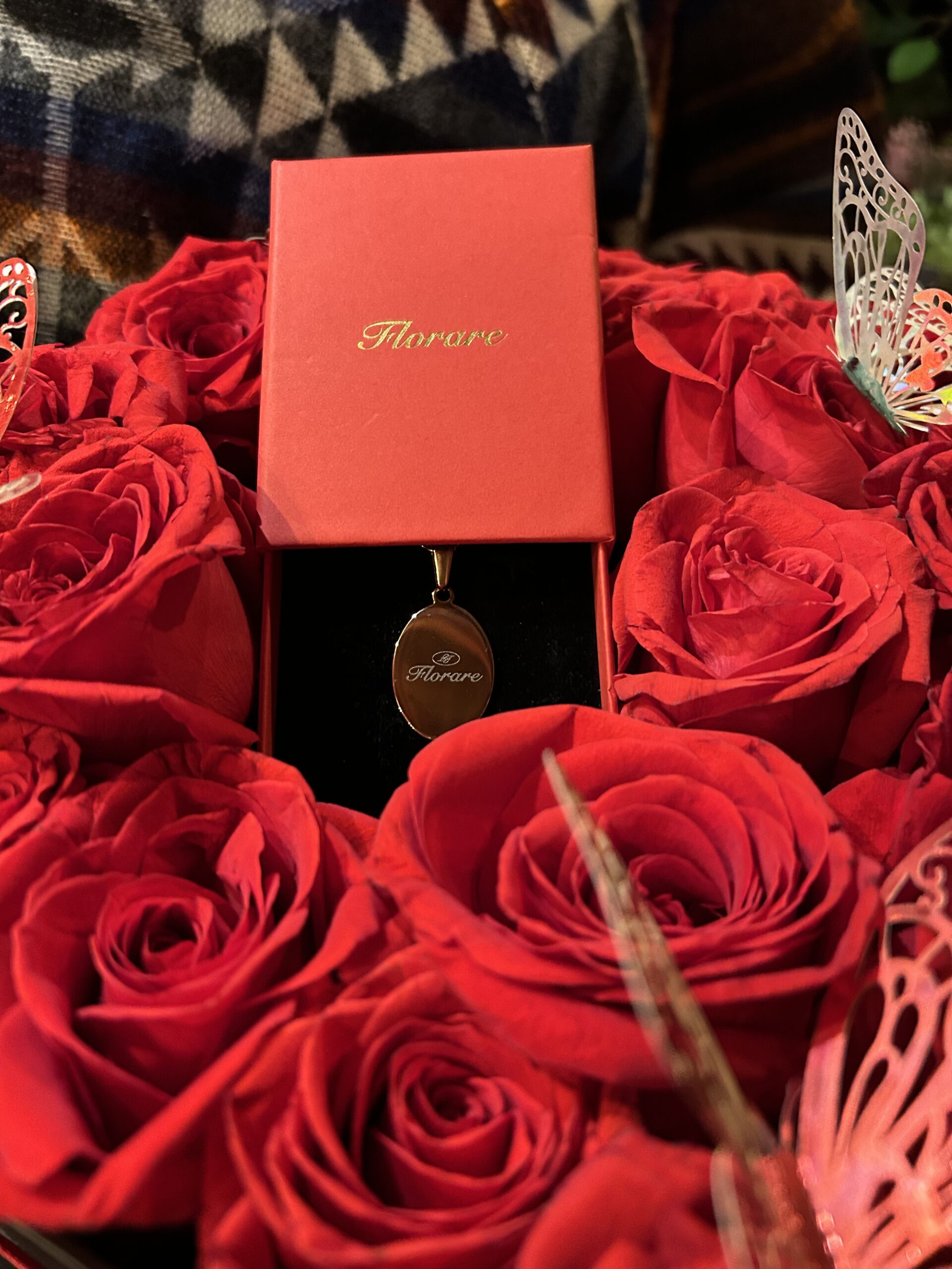 Boîte à fleurs roses rouges et papillons dorés - composition florale cadeau