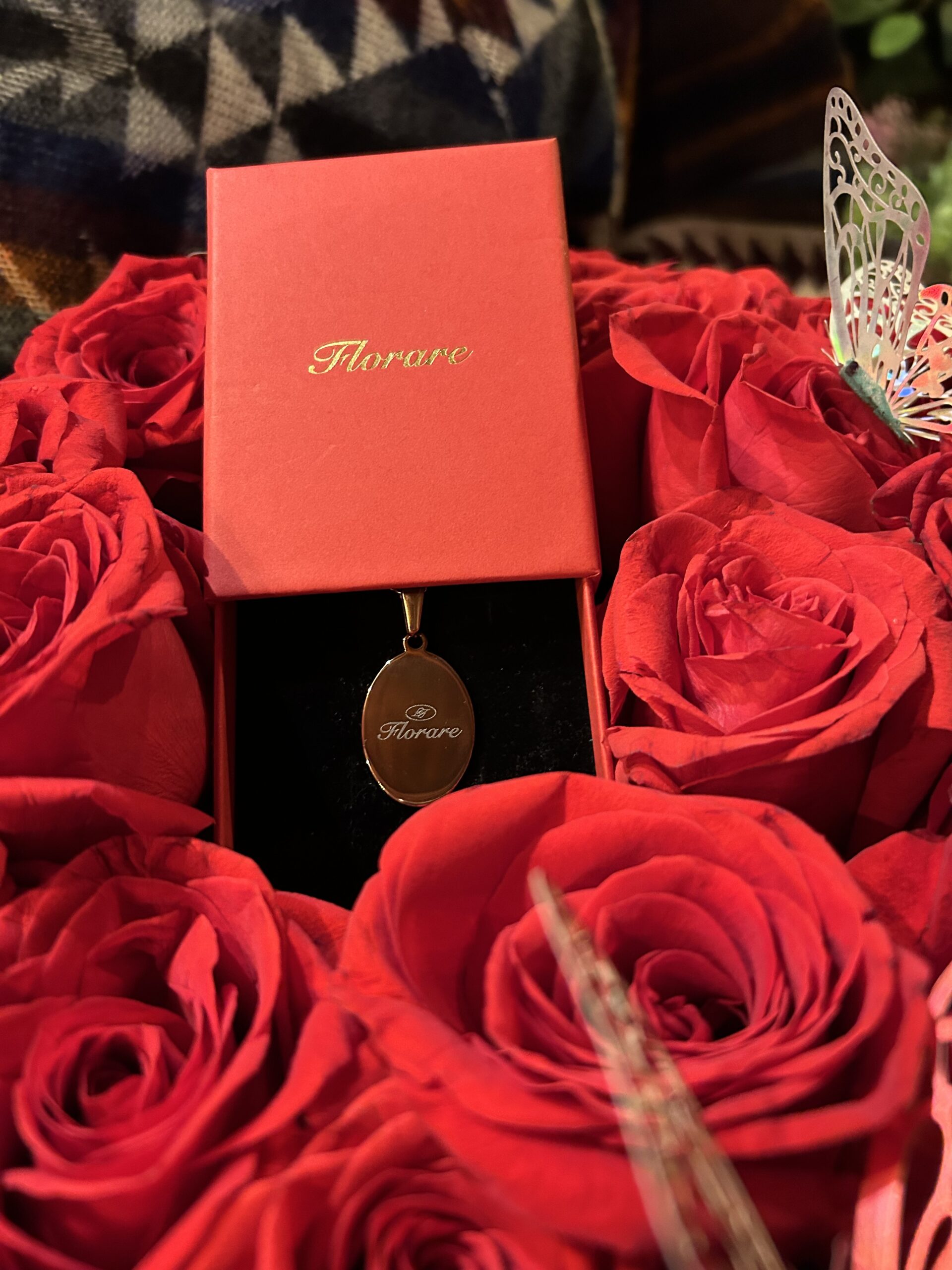 Coffret cadeau boîte à fleurs avec collier gravé - roses rouges naturelles