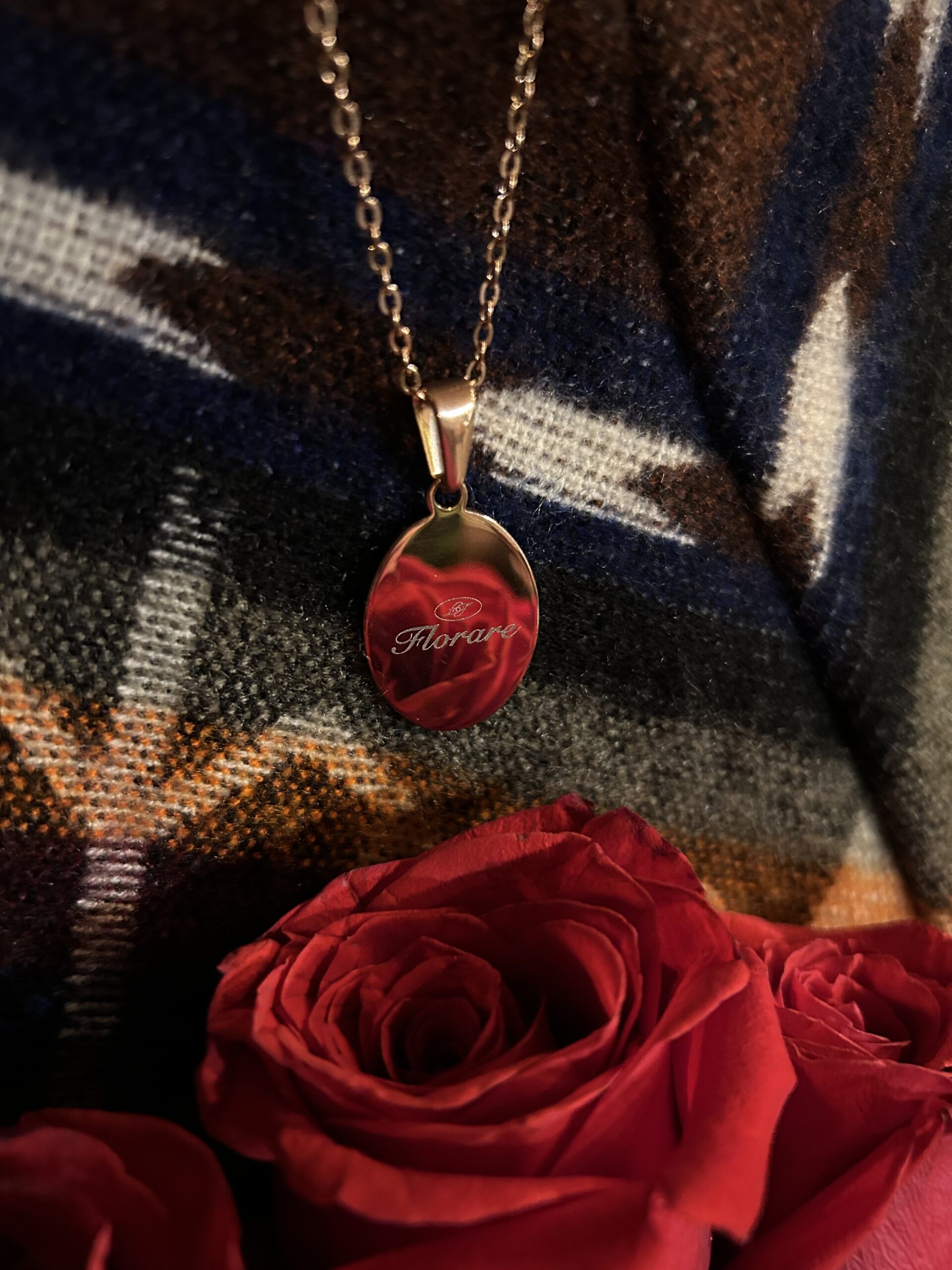 Collier gravé et bouquet de roses rouges - cadeau personnalisé Florare