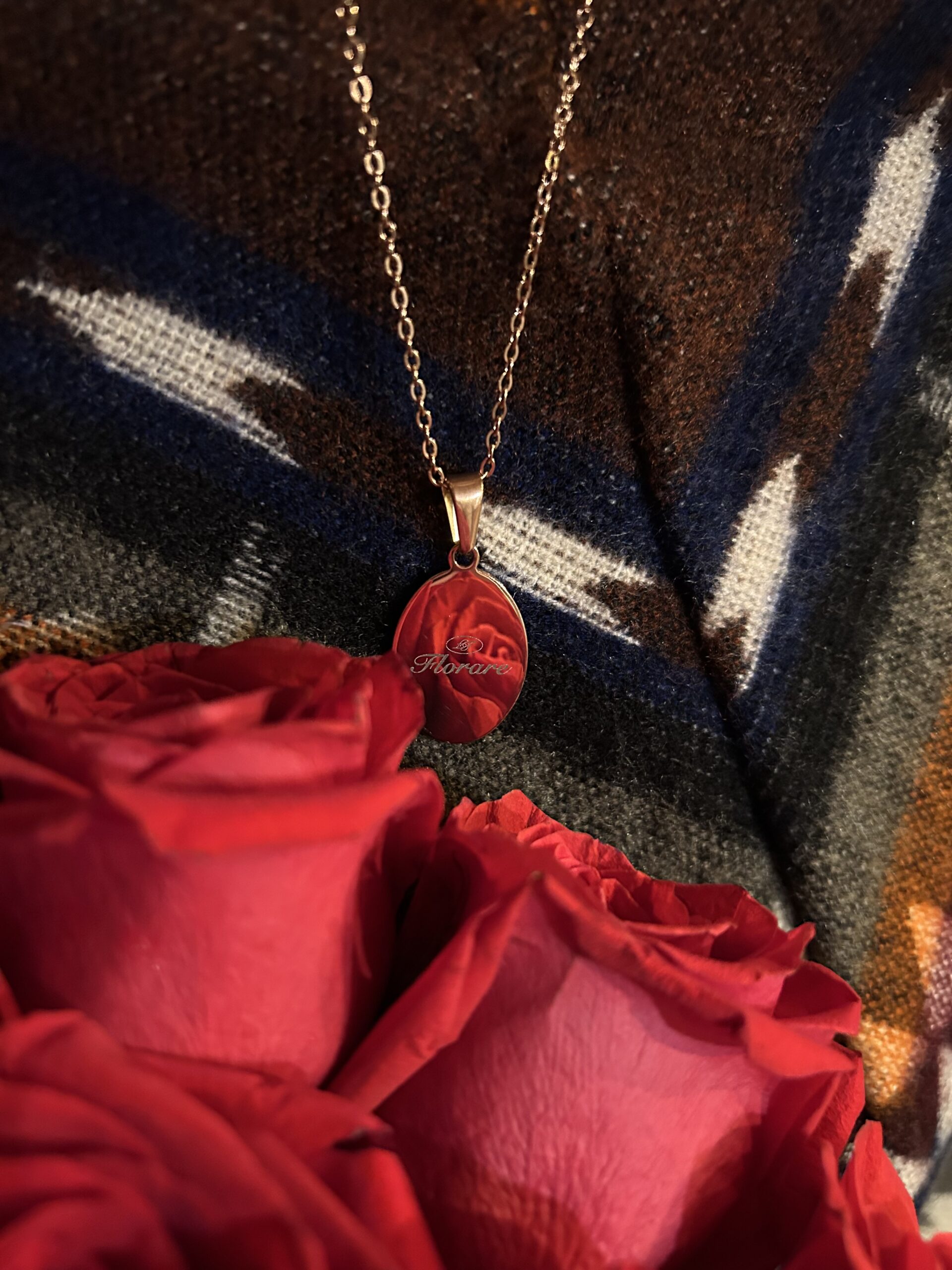 Médaille ovale gravée sur bouquet de fleurs rouges - bijou personnalisé
